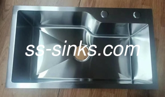 Colocación del desagüe trasero fregadero de cocina hecho a mano con estilo de cuenca igual y accesorios de desechos