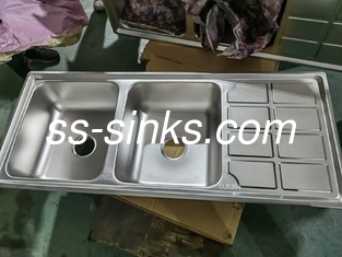 Accesorios de colander incluido del delantal El fregadero de cocina de acero inoxidable con tablero de drenaje