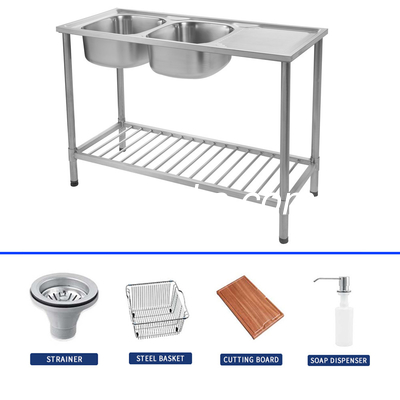 El fregadero de la cocina de acero inoxidable con delantal de plata es una adición ideal a su cocina.