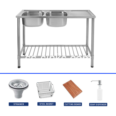 El fregadero de la cocina de acero inoxidable con delantal de plata es una adición ideal a su cocina.