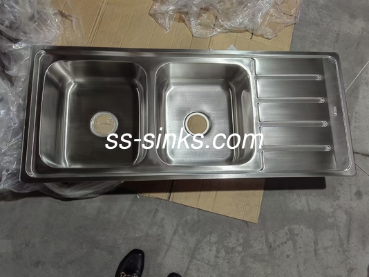 Cubierto comercial de la cocina con tablero de drenaje