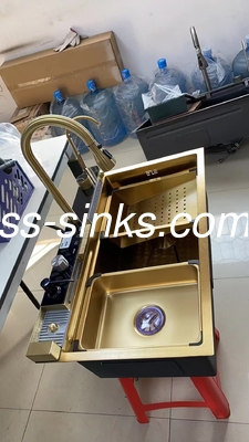 Cuenca de cocina hecha a mano de acero inoxidable de oro con grifo y accesorios