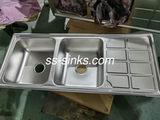 Accesorios de colander incluido del delantal El fregadero de cocina de acero inoxidable con tablero de drenaje