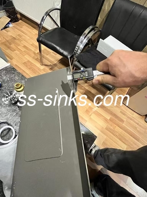 Grifón incluido Negro de acero inoxidable Doble Cubo de fregadero con acabado negro 2 drenajes