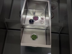 Prueba de resistencia a la corrosión del fregadero de cocina de doble tazón hecho a mano